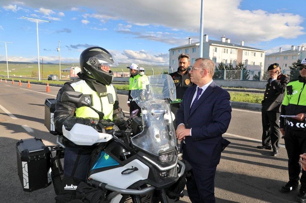 kars-valisi-ziya-polat-tan-bayram-mesaisindeki-polis-ekiplerine-ziyaret