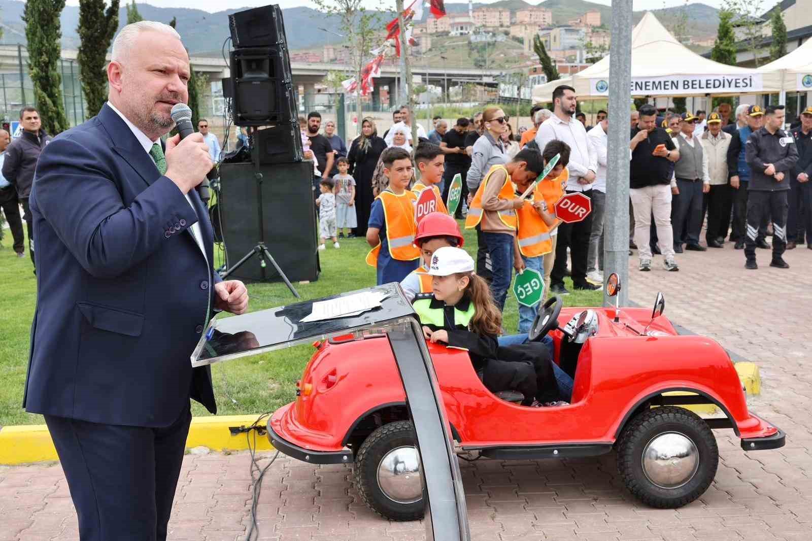 asarlik-trafik-egitim-parkuru-nda-her-gun-50-cocuk-kurallari-ogreniyor