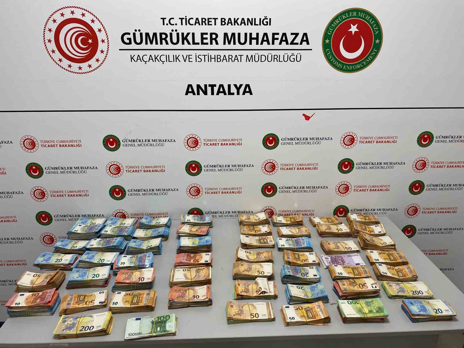 bebek-bezleri-icerisine-gizlenmis-20-milyon-liradan-fazla-nakit-para-ele-gecirildi