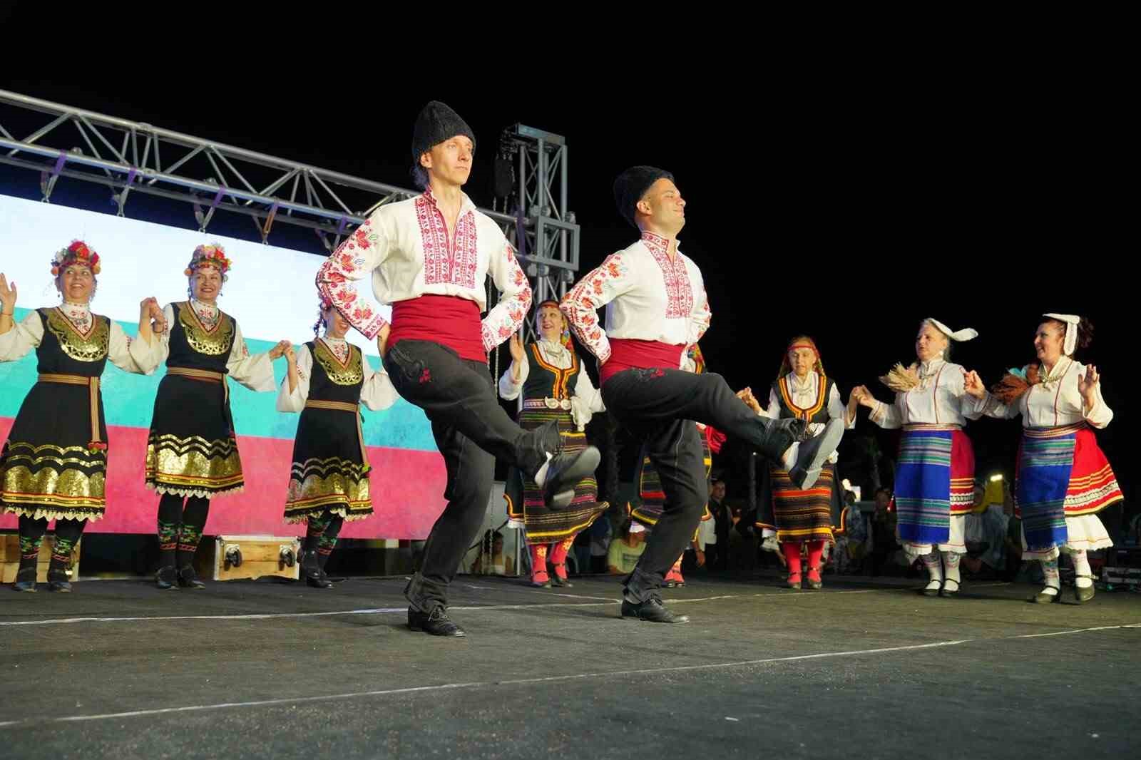 6-ulkeden-18-halk-danslari-ekibi-750-dansci-ayvalik-ta-kultur-koprusu-kurdu