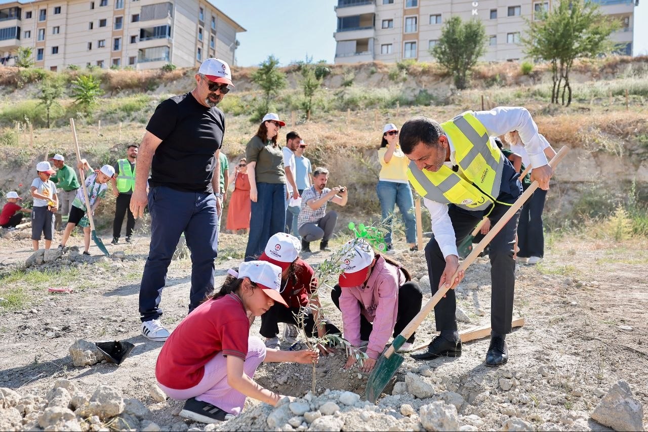 dogayla-bulusan-cocuklar-zeytin-fidanlariyla-yesile-katki-yapti