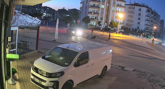 konya-da-otomobille-carpisan-motosikletli-yaralandi