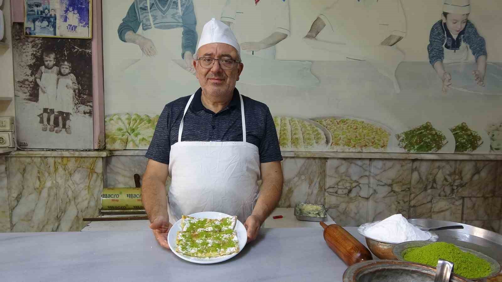 5-yasinda-basladi-63-yildir-katmer-aciyor