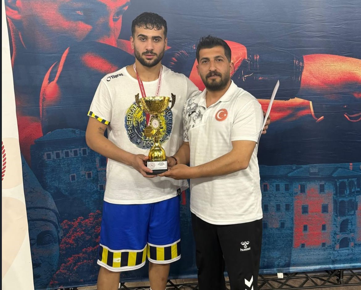 bayburtlu-boksor-toprak-salman-turkiye-sampiyonu-oldu