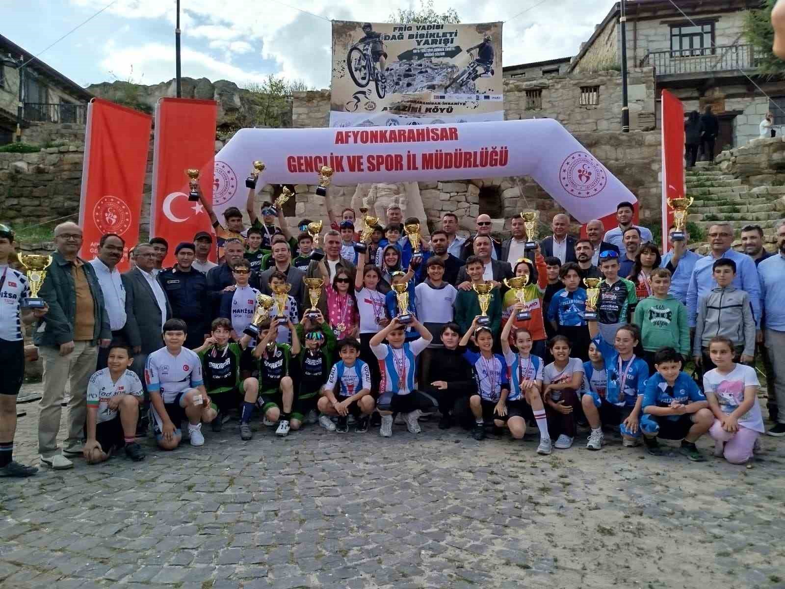 akhisarli-pedallar-afyon-da-zirve-yapti