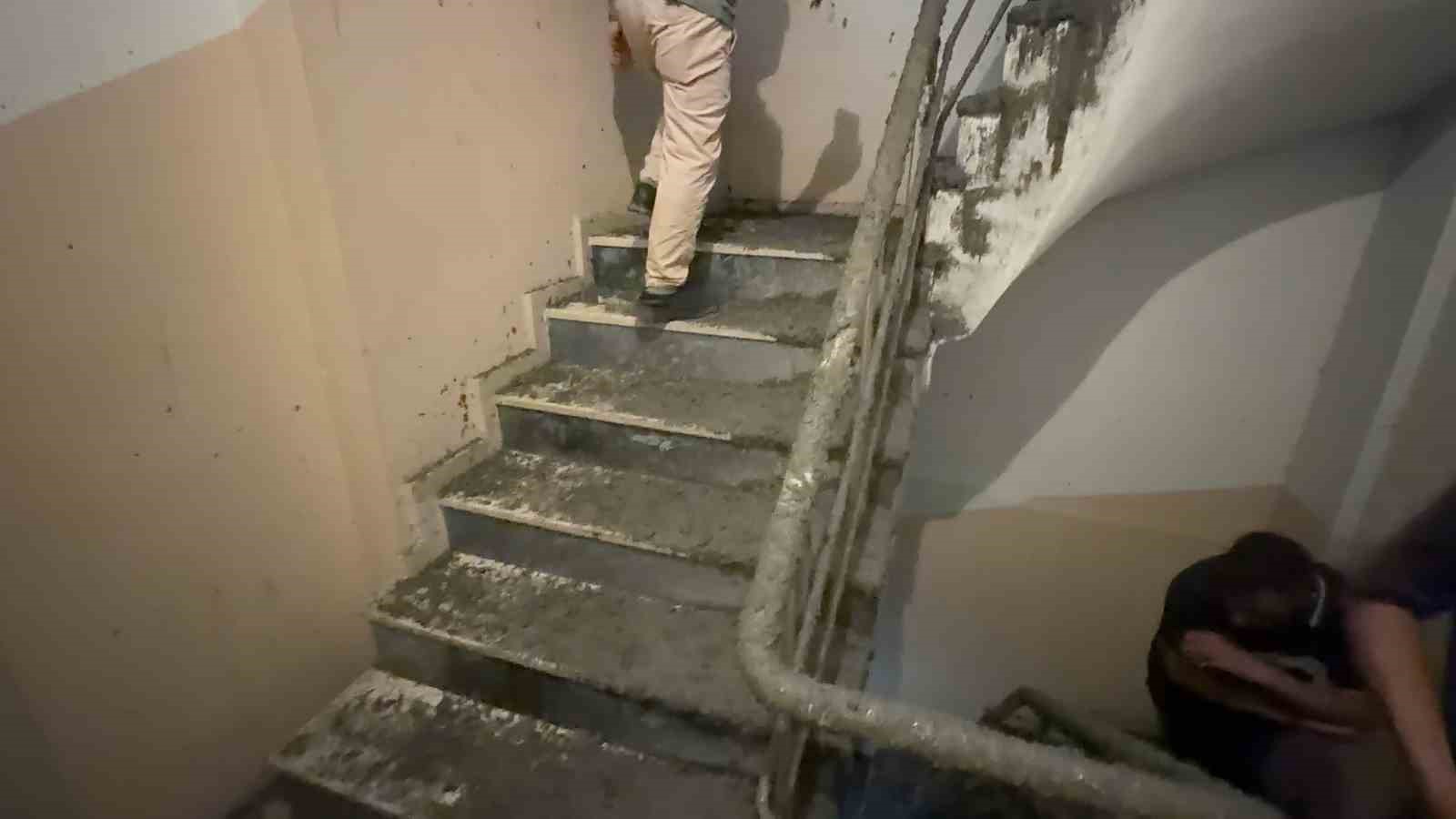 arnavutkoy-de-insaatta-beton-dokulurken-6-katli-binanin-duvari-patladi-yuzlerce-kilo-beton-bina-icerisine-doldu
