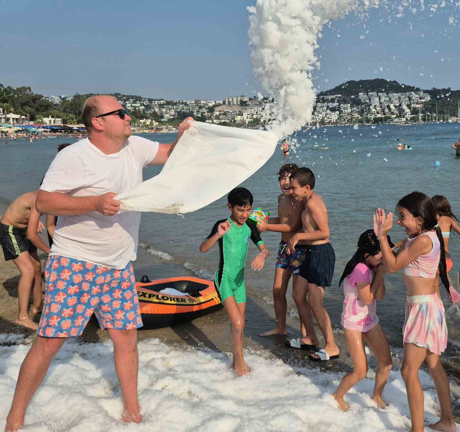 sicaktan-kavrulan-bodrum-da-sahile-2-ton-buz-dokuldu