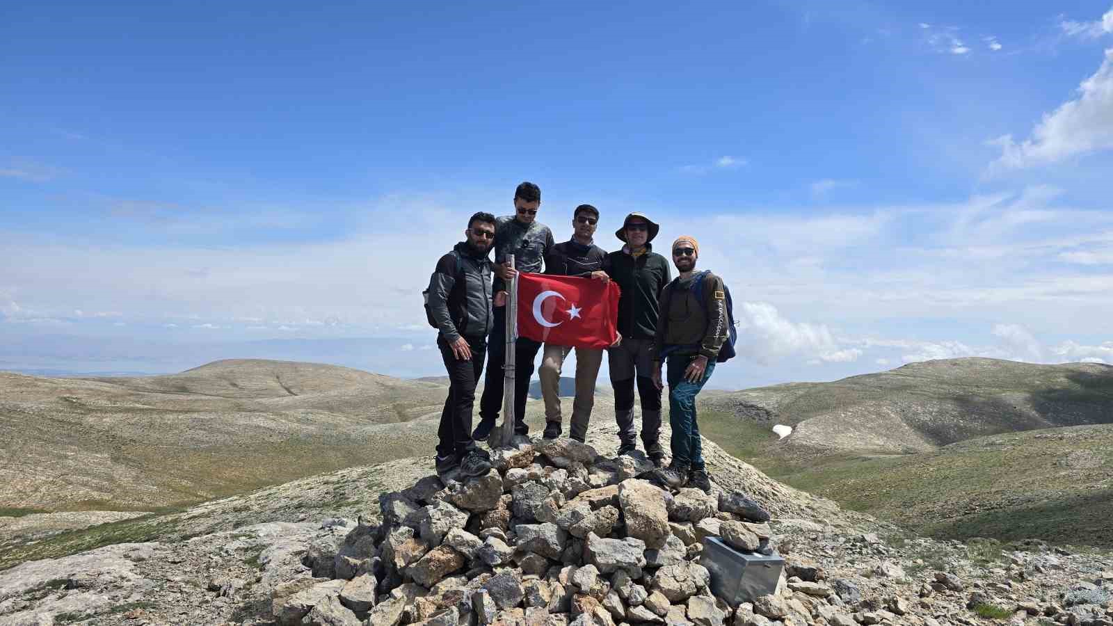 komsu-iki-il-zirvede-birlesti-en-yuksek-yere-turk-bayragi-dikti