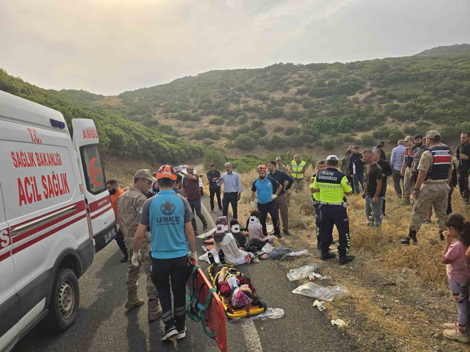 bingol-de-minibus-sarampole-yuvarlandi-10-yarali