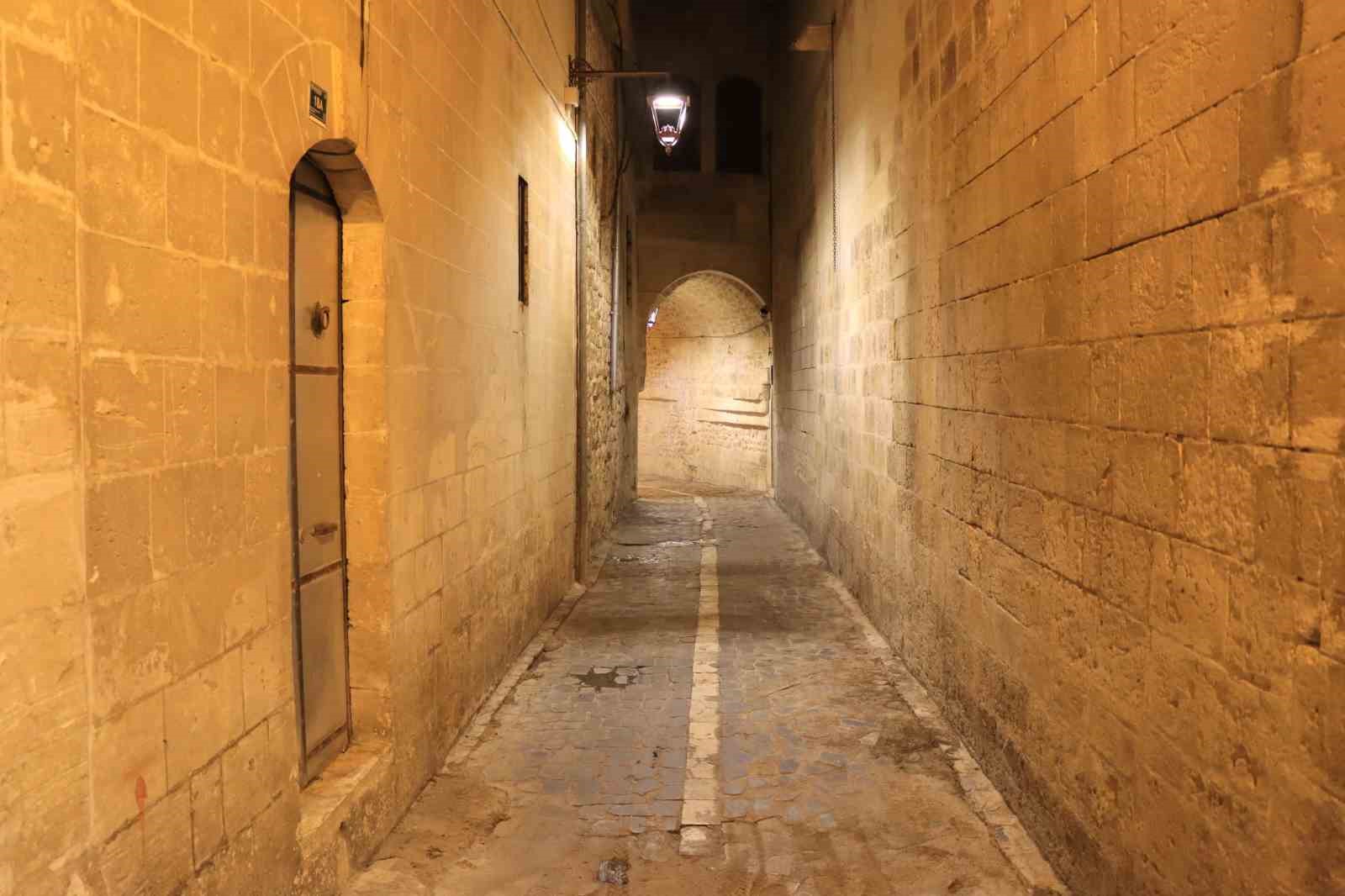sanliurfa-da-tarihi-sokaklar-isiklandirildi