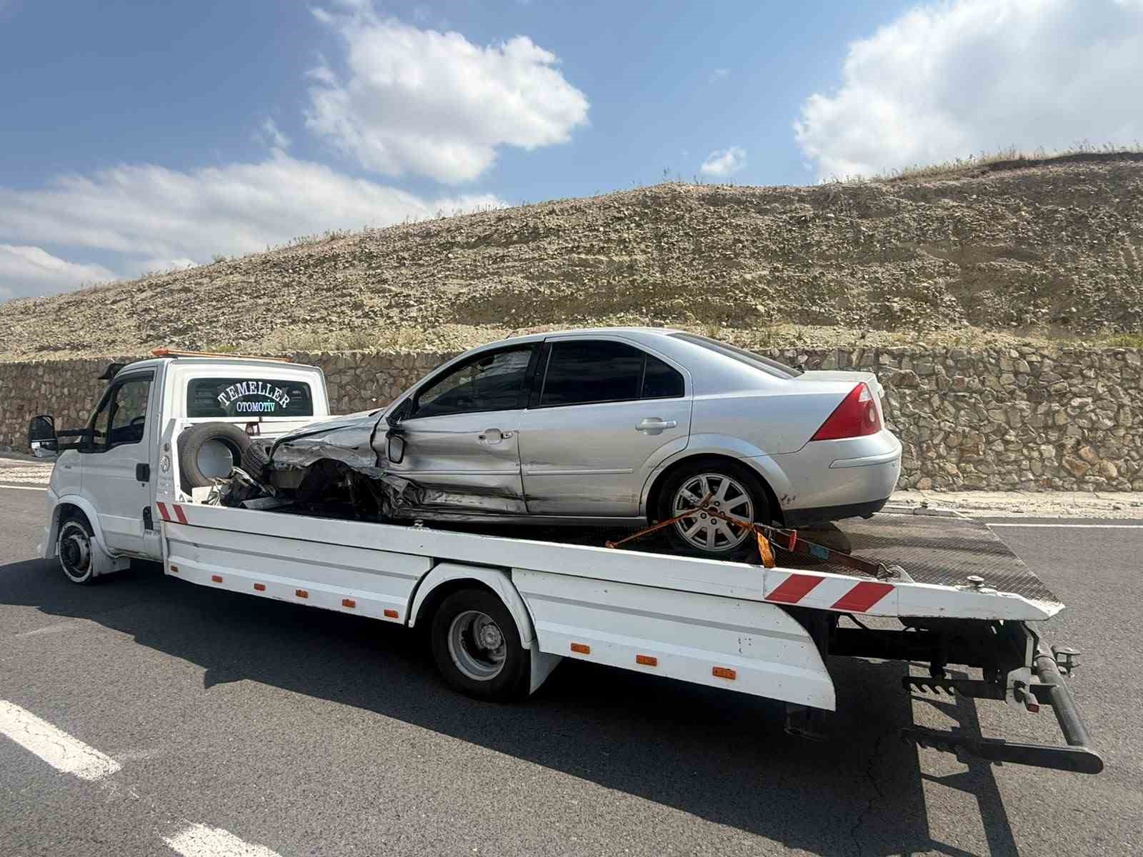 sarikamis-ta-refuje-carpan-otomobilin-surucusu-yaralandi