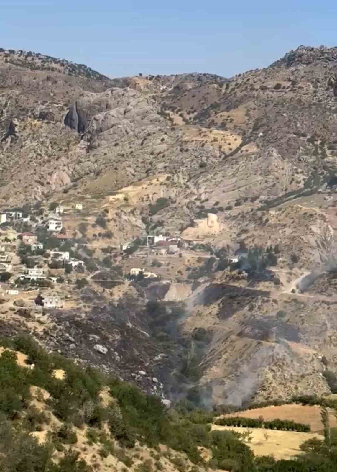 eski-kahta-kalesi-yaninda-cikan-yangin-kontrol-altina-alindi