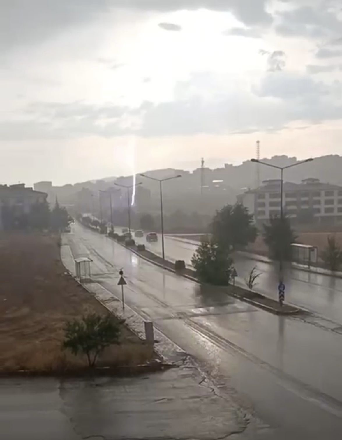 elazig-da-yildirim-dusme-ani-kamerada