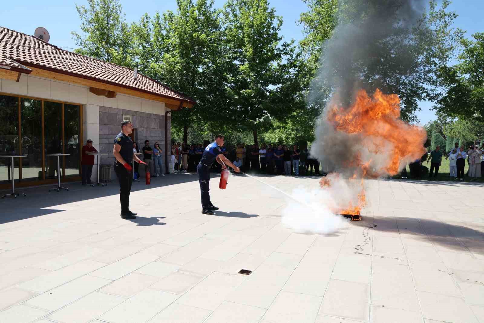 selcuklu-belediyesi-personeline-uygulamali-yangin-egitimi-verildi