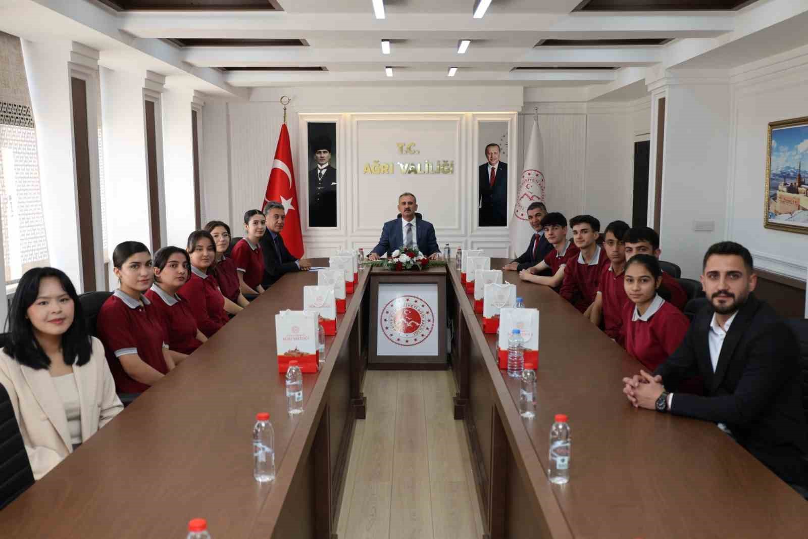 vali-bozkurt-ogrencilerle-bir-araya-geldi