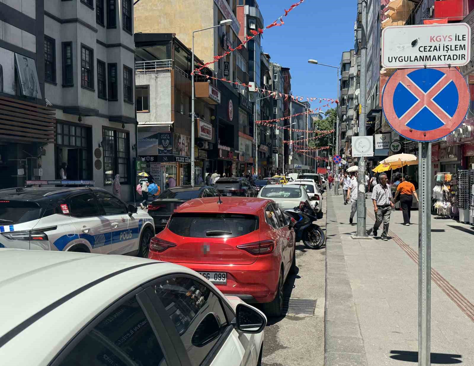 hatali-parklar-trafigi-zaman-zaman-aksatiyor
