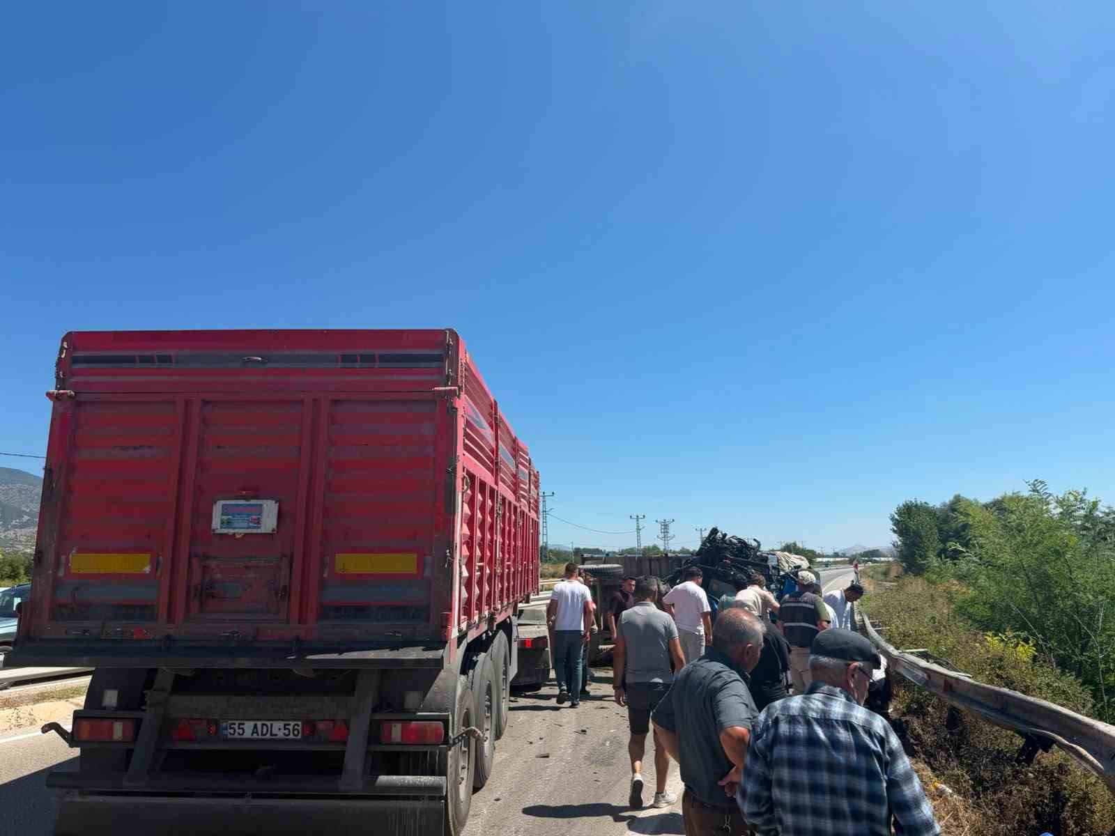 tir-ile-traktor-carpisti-1-yarali