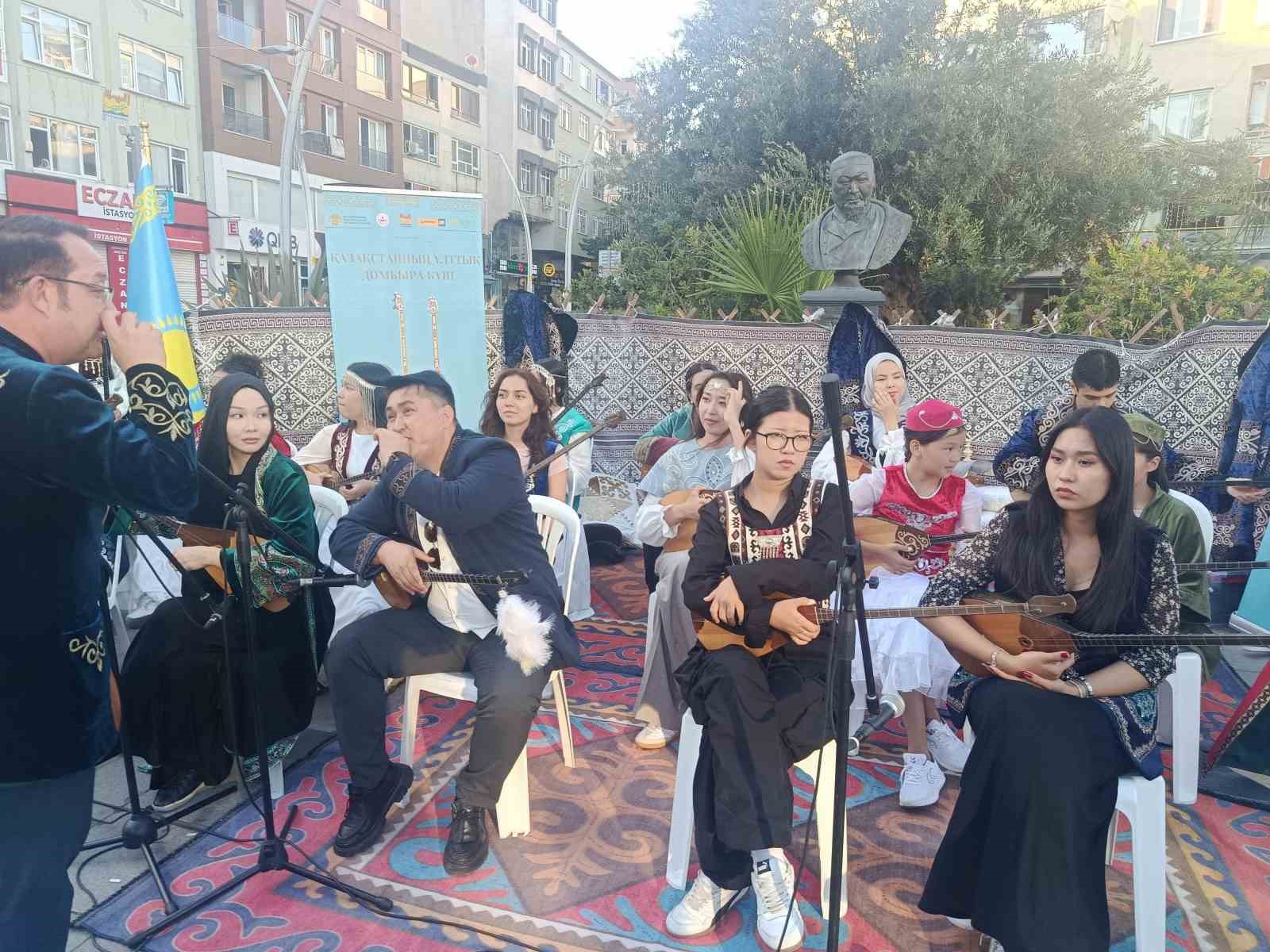 istanbul-da-ulusal-dombra-gunu-etkinligi-duzenlendi