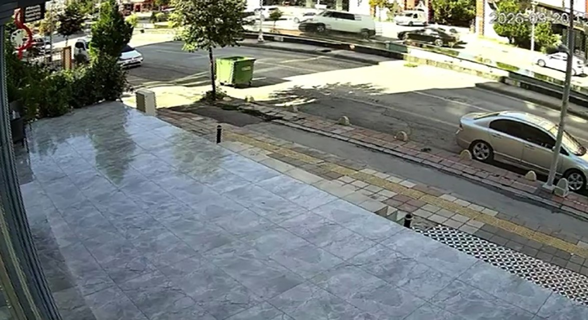 malatya-da-minibusun-karsi-seride-gectigi-kazada-motokurye-saniyelerle-kurtuldu