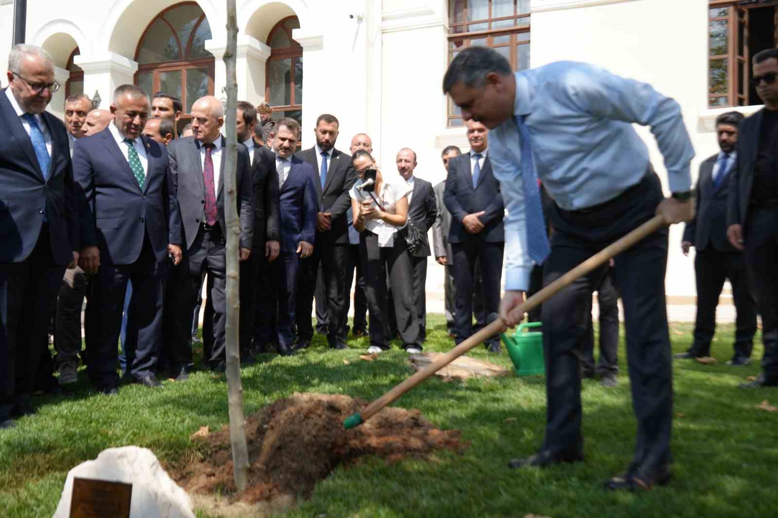 bakani-ciftci-adini-tasiyan-cinar-fidanini-dikerek-can-suyu-verdi