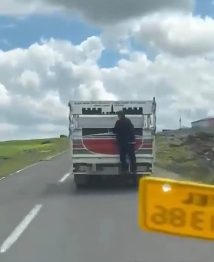kamyonete-tutunarak-kilometrelerce-yol-aldi