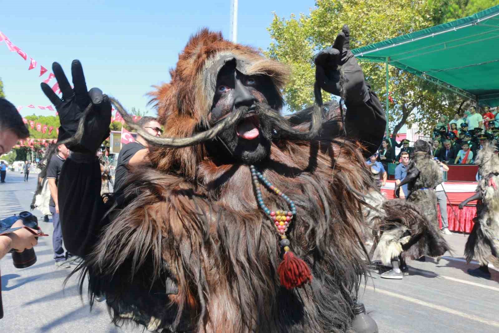 dana-derisini-giyip-at-kilindan-biyik-taktilar