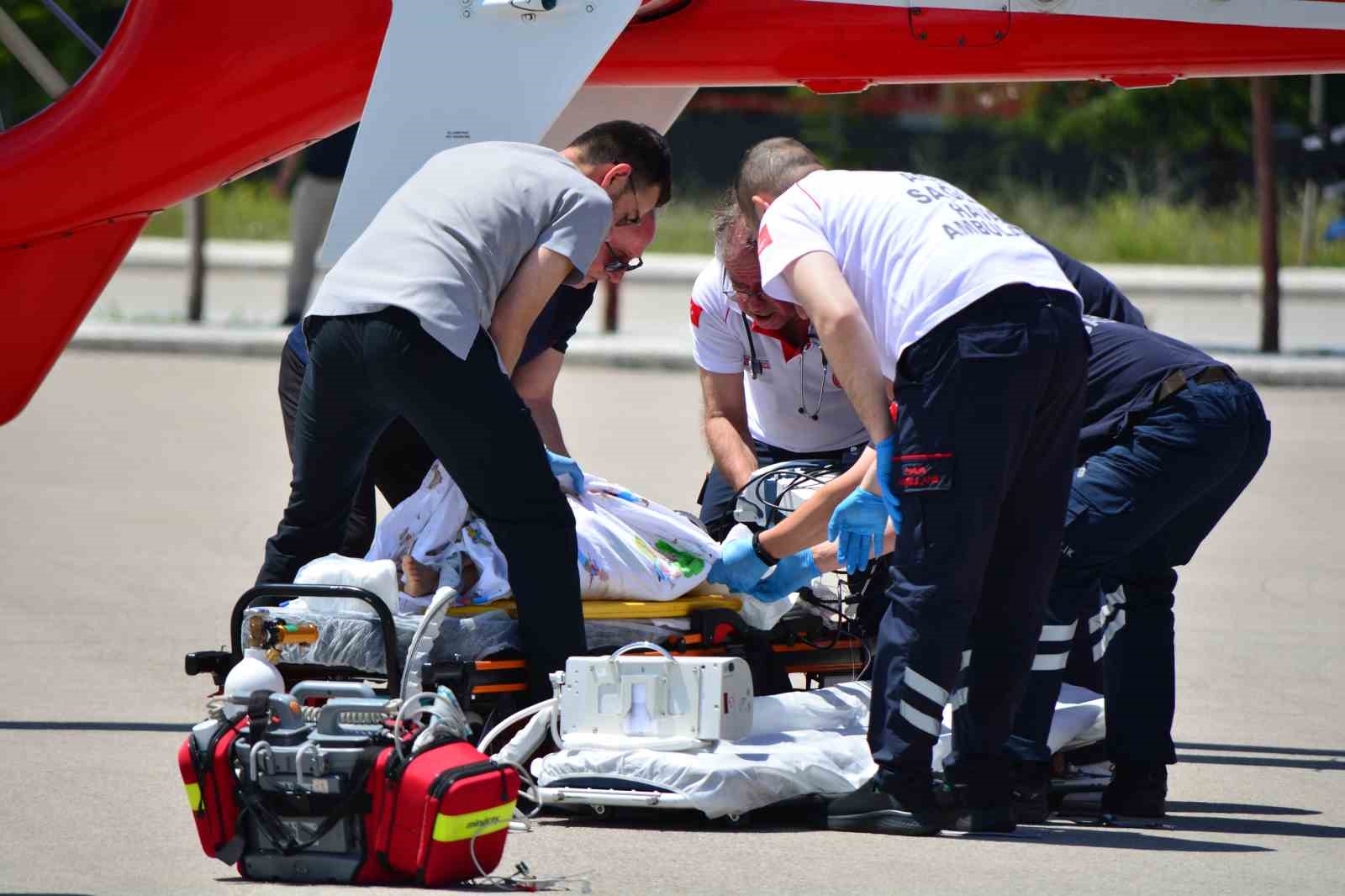corum-da-balkondan-dusen-cocuk-agir-yaralandi-ambulans-helikopterle-ankara-ya-sevk-edildi