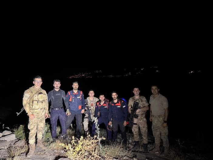 sirnak-ta-dagda-mahsur-kalan-2-muhendis-askeri-helikopterle-kurtarildi