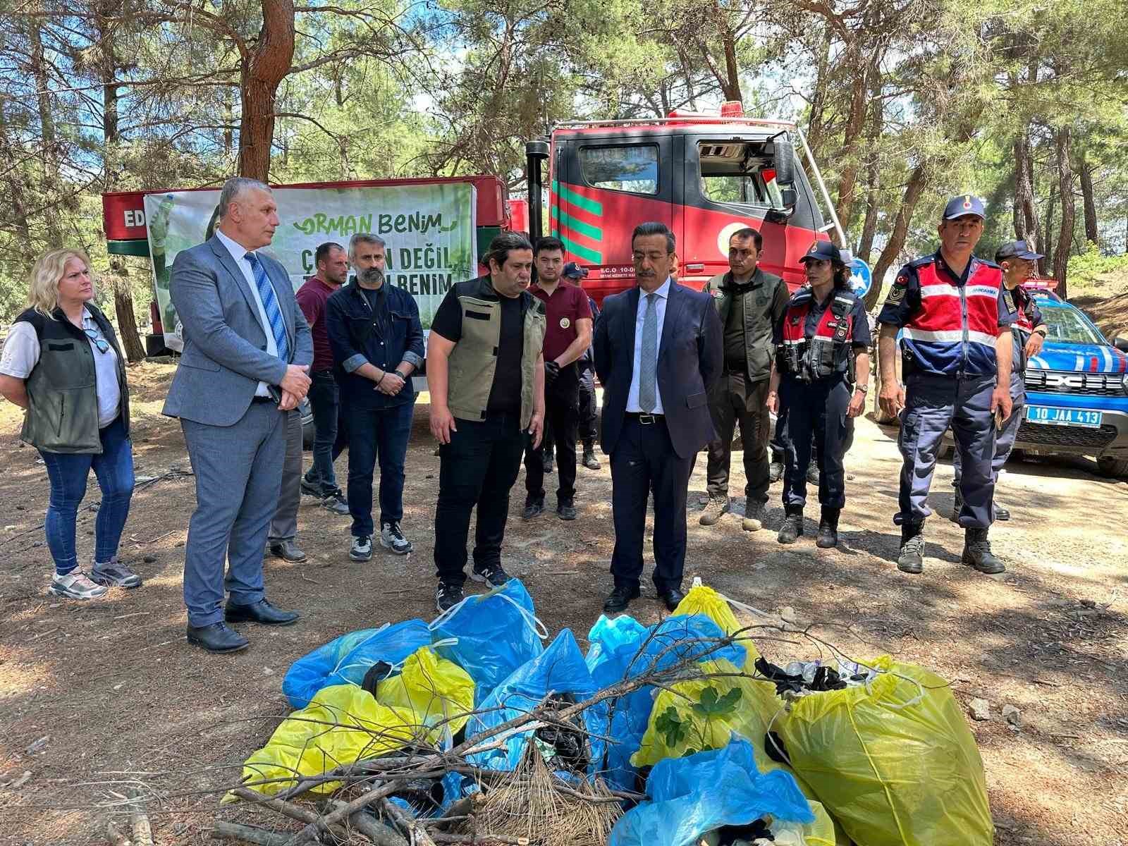 burhaniye-de-orman-yanginlarina-karsi-ormanda-cop-toplama-etkinligi-yapildi