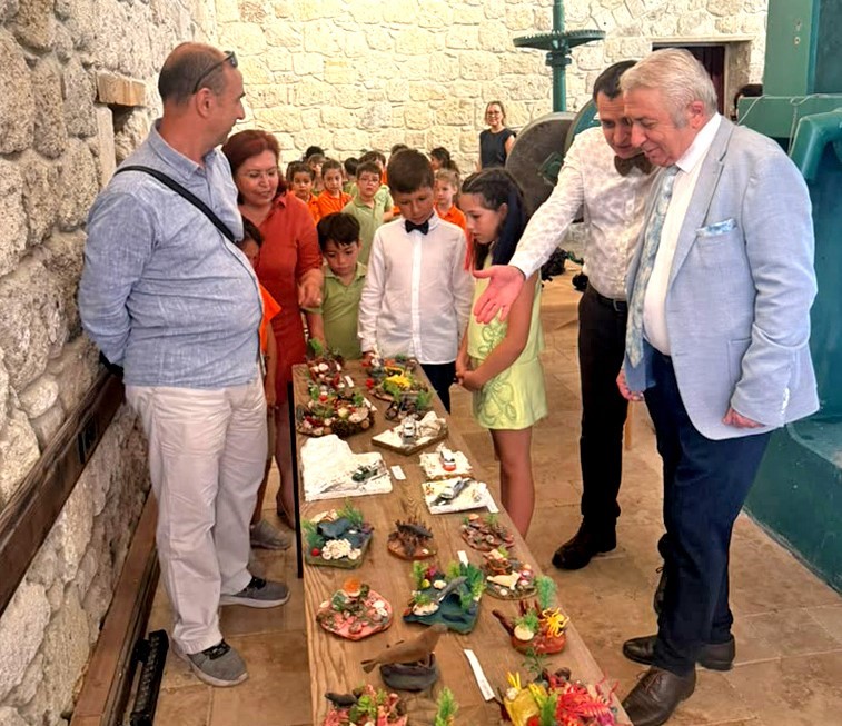 atiklar-minik-ellerde-sanat-eserine-donustu