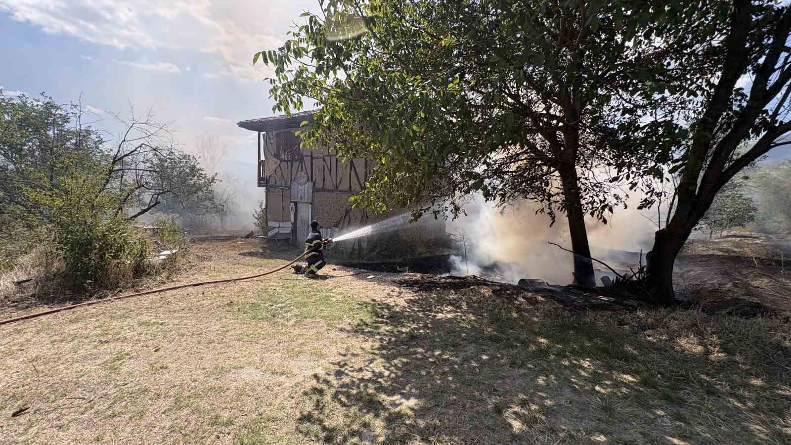 kastamonu-da-ortu-yangini-bag-evlerini-kule-ceviriyordu