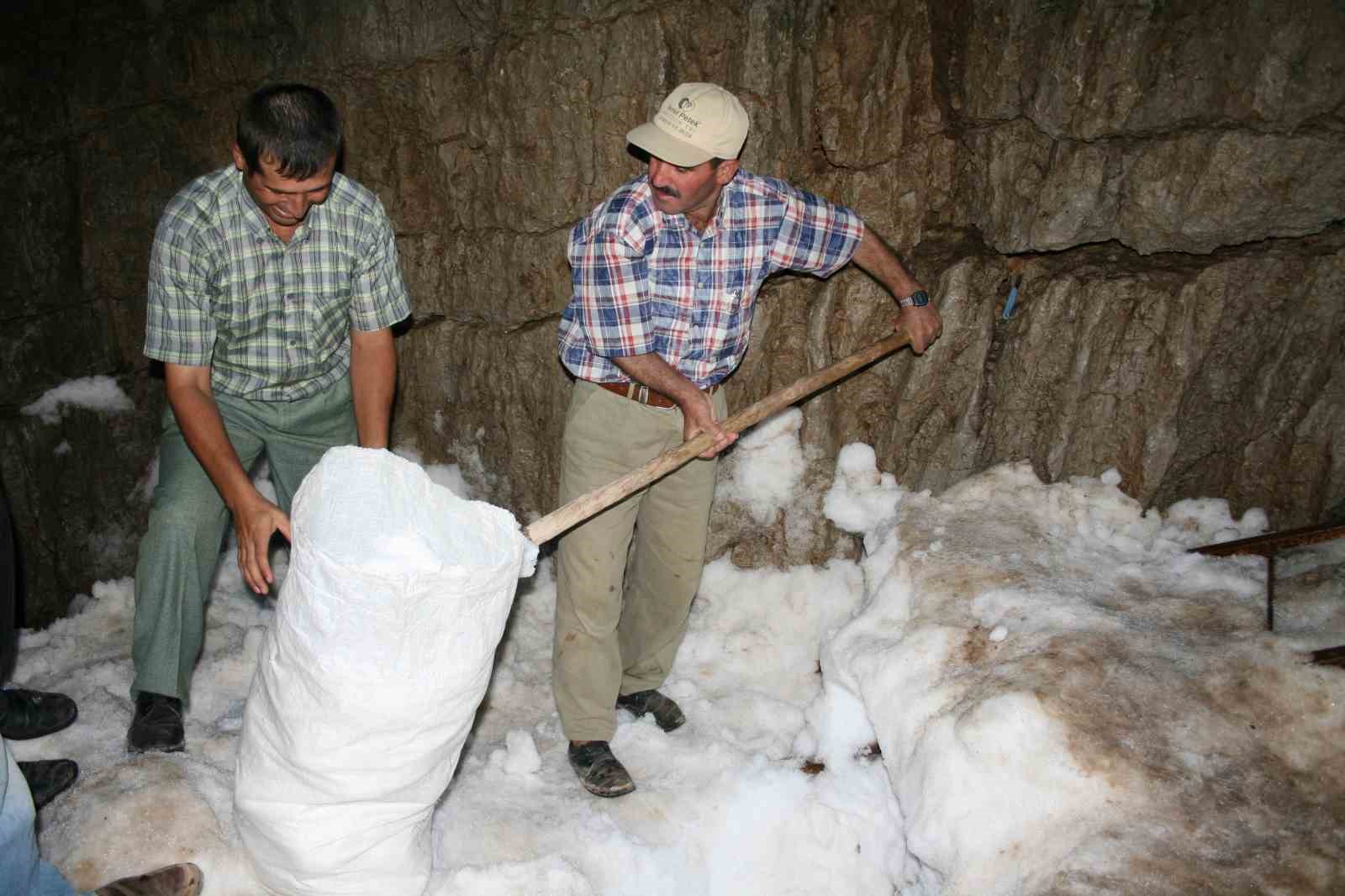 antalya-da-yoruklerin-asirlik-gelenegi-peynirler-kar-obruklarinda-saklaniyor