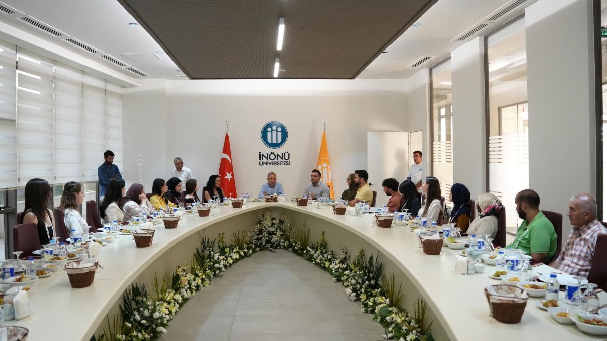 turkce-yaz-okulu-duzenlenen-kapanis-yemegiyle-sona-erdi