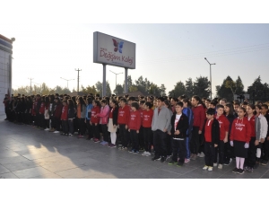 Gençler Atatürk’ü Yaşayarak Andılar