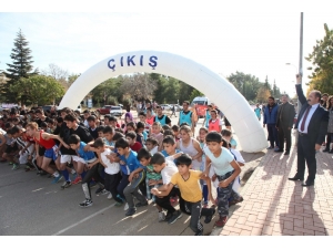 Gaün’de Öğrenciler Ulu Önder Atatürk Anısına Koştu