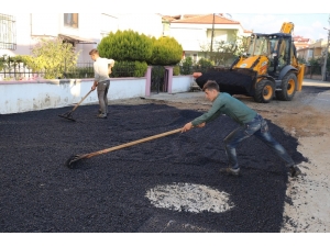 Burhaniye’de Bozulan Yollar Onarılıyor