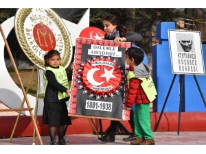 Minik Eller Atatürk Anıtına Çelenk Bıraktı