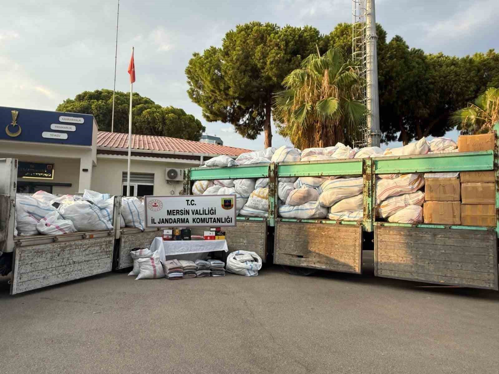 piyasa-degeri-50-milyon-tl-kacak-20-binden-fazla-kiyafet-ele-gecirildi