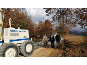 Pazaryeri’nde Arazi Yollarına Stabilize Malzeme Dökme Çalışmaları Yapılıyor