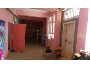 Okulun Tadilatını Yapan Veliye Plaket Verildi