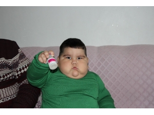 2 Yaşında 37 Kilo Olan Yağız Bebek İlacına Kavuştu