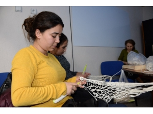 Bergama Kadını Ekmeğini Fileden Çıkarıyor