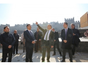 Başkan Çelik, Tarihi Kayseri Kalesi’ndeki Restorasyon Çalışmalarını Takip Etti