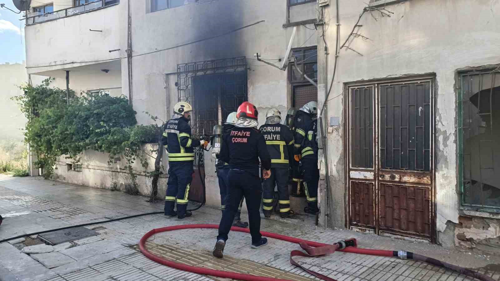 corum-da-apartman-dairesinde-cikan-yangin-korkuttu