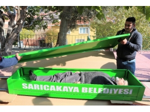 Hediye Tabutun İçine Girip Kendini Taşıttı