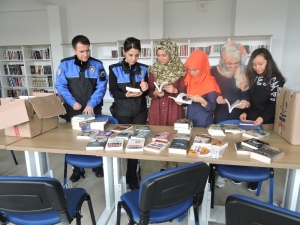 Aksaray Emniyetinden Kütüphanelere Kitap Desteği