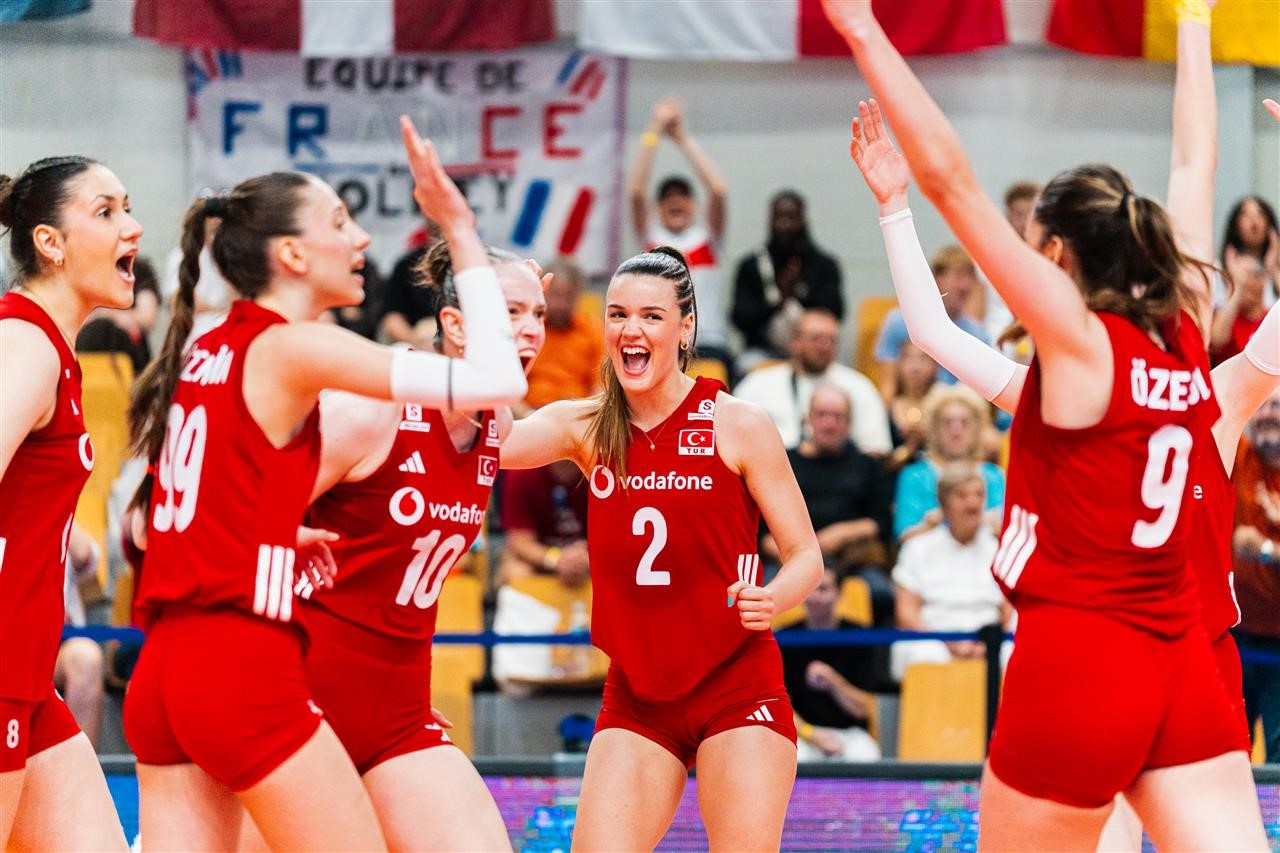 u18-kadin-milli-voleybol-takimi-avrupa-ikincisi