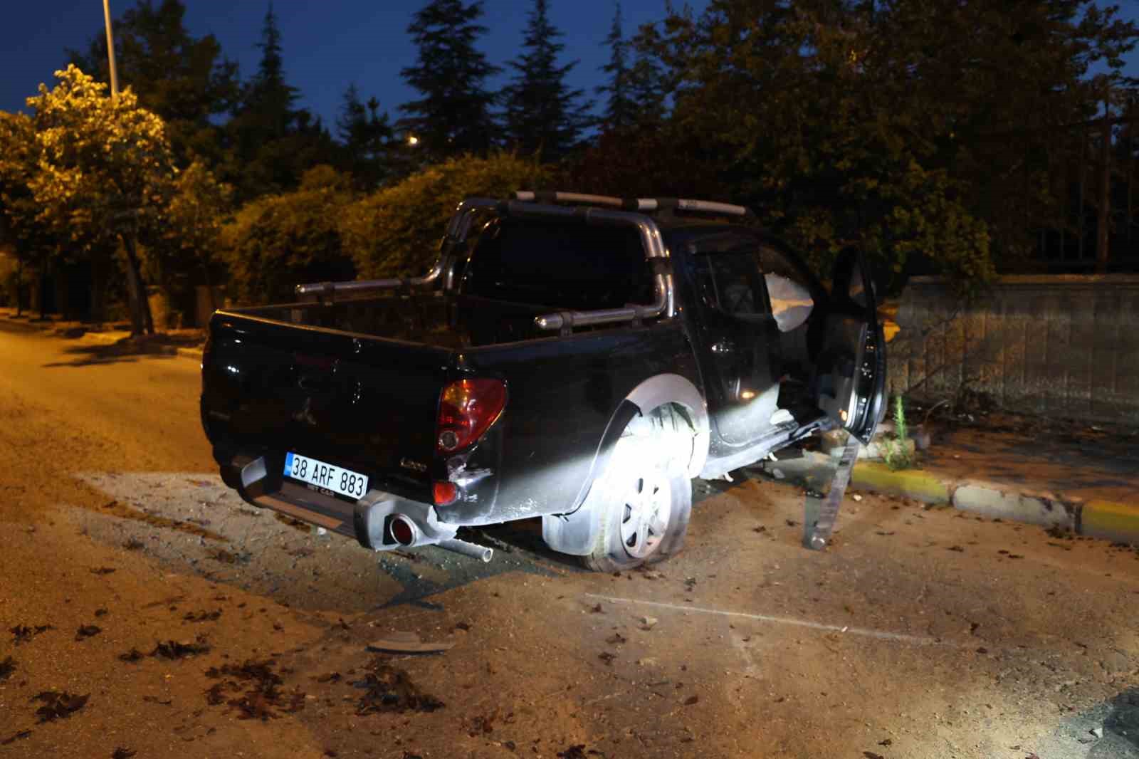 alkollu-ve-ehliyetsiz-surucu-duvara-carparak-durabildi-1-yarali