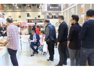 Ünlü Edebiyatçı Hayati İnanç Okurlarıyla Buluştu