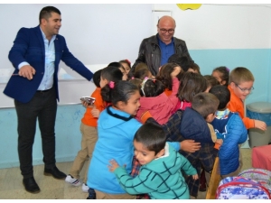 Altınova Belediye Başkanı Oral, Minik Öğrencilerin Dersine Girdi